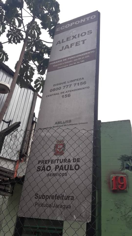 Na  imagem aparece a placa de identificação do ecoponto localizado na Avenida Alexios Jafet. 